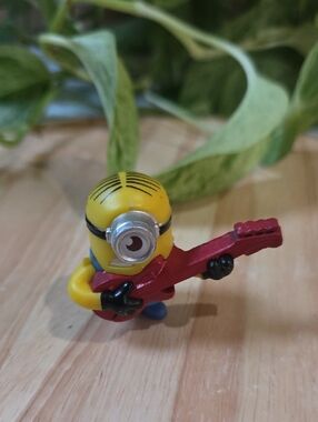 McDonalds 2019 Minion Stuart red Guitar Toy Figure